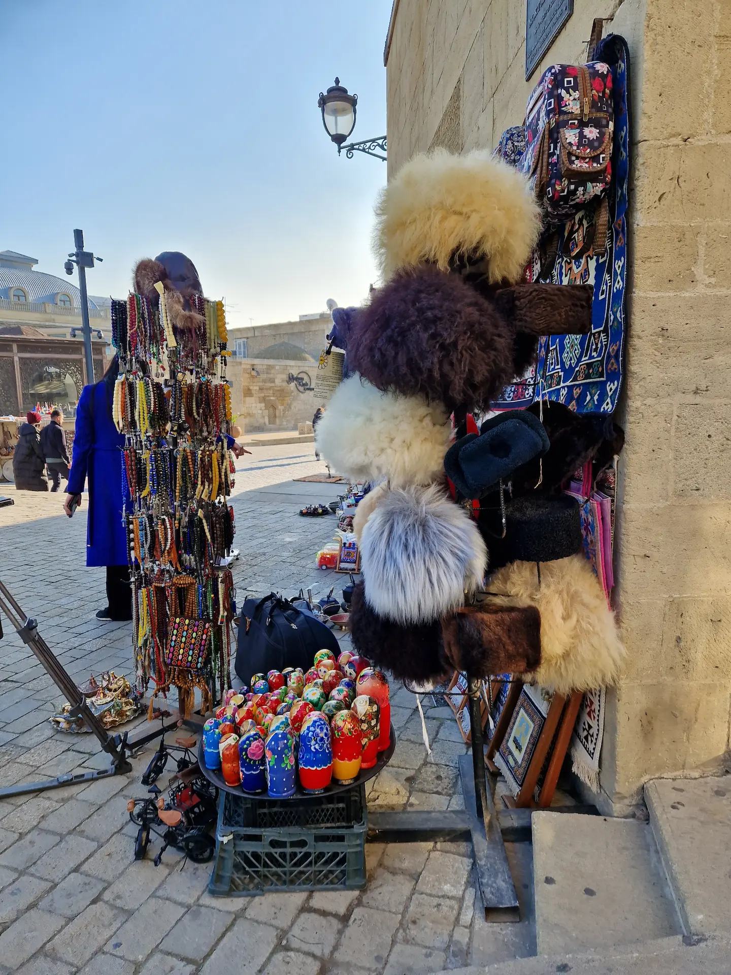 Un stand de souvenir vendant des chapeaux en fourrure souvent vendus dans la région