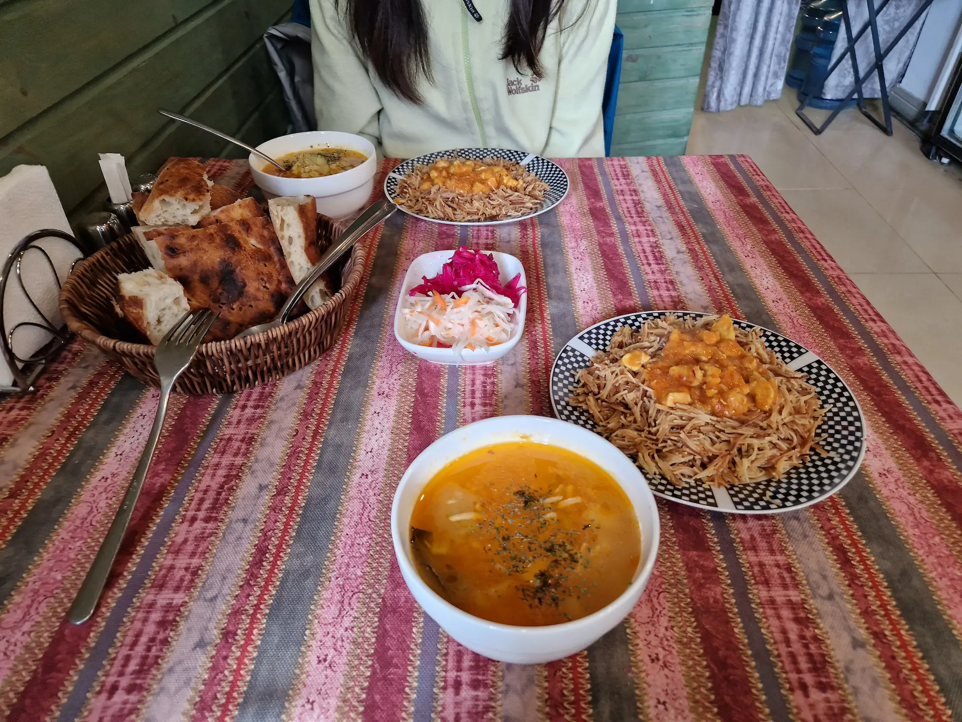 Un business lunch à une petite cantine du quartier : soupe du jour, riz ou nouilles, et pain sur le côté.