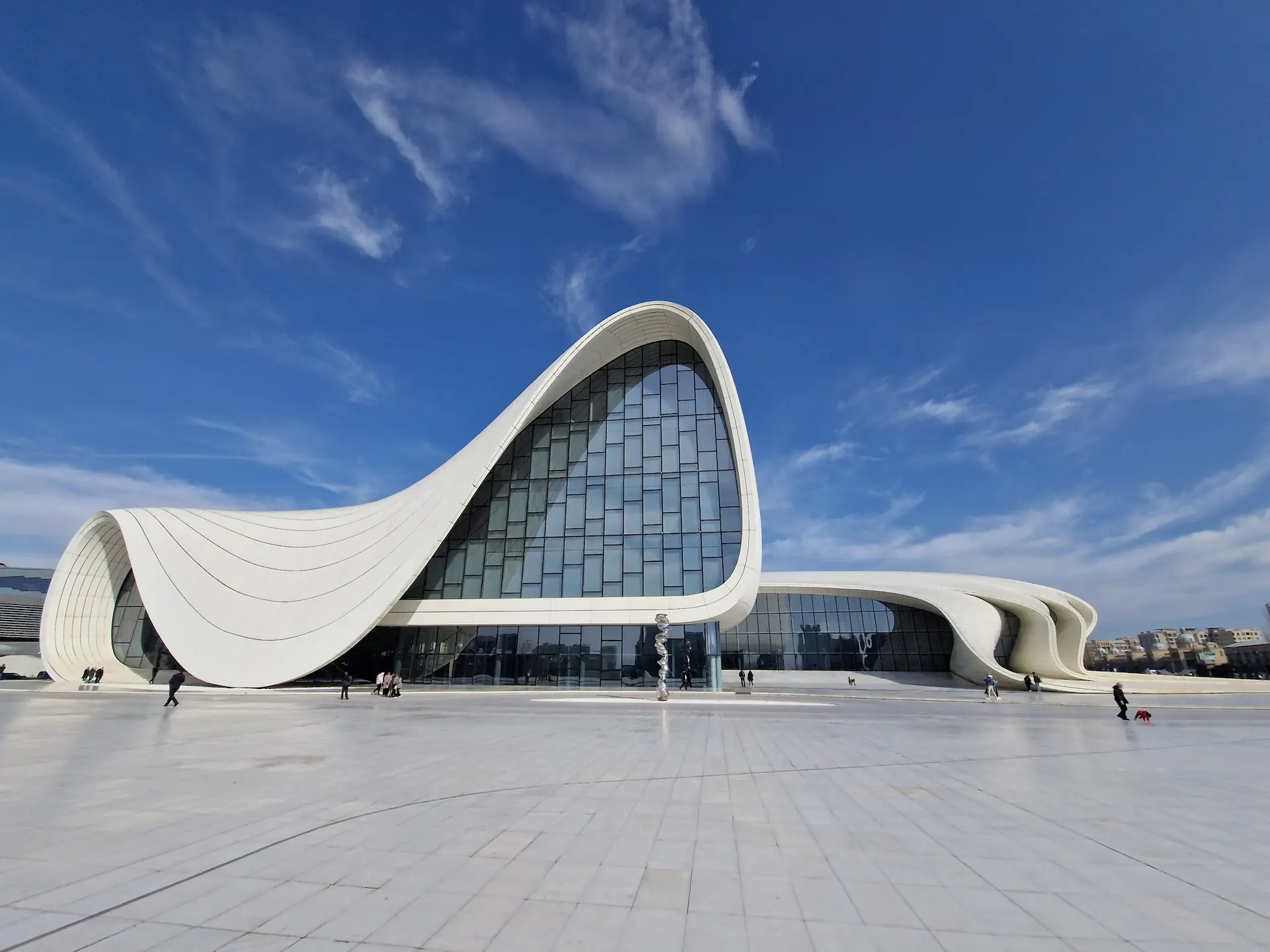 Le Heydar Aliyev Center est une oeuvre architecturale faite de courbes blanches.
