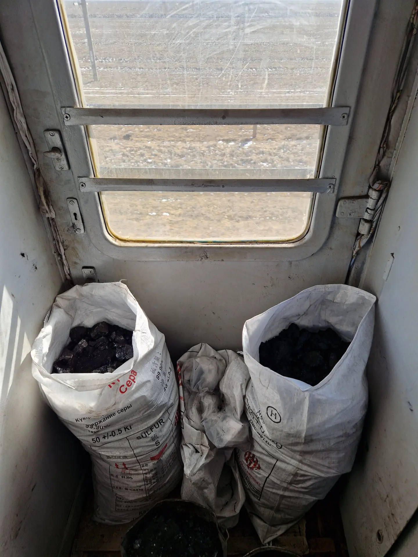 Dans le couloir, deux grands sacs de charbon servant uniquement à chauffer l'eau du samovar.