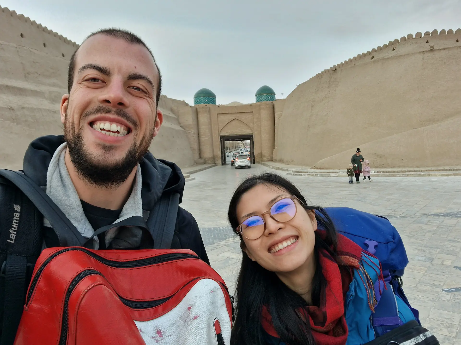 Selfie de Robin et Clara avec ma porte nord de Khiva en fond