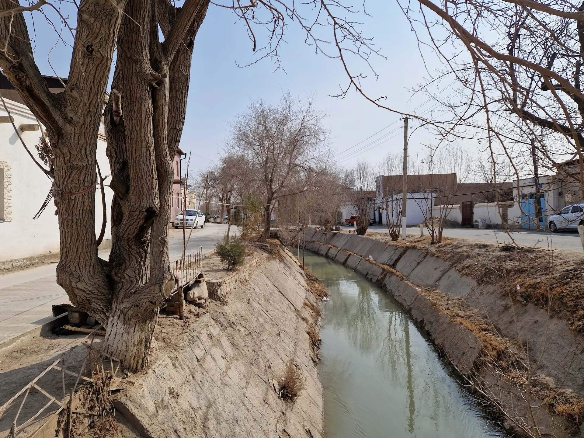 Un canal traversant les rues extérieurs de Khiva. Il fait beau, mais plus rien n'est instagrammable.