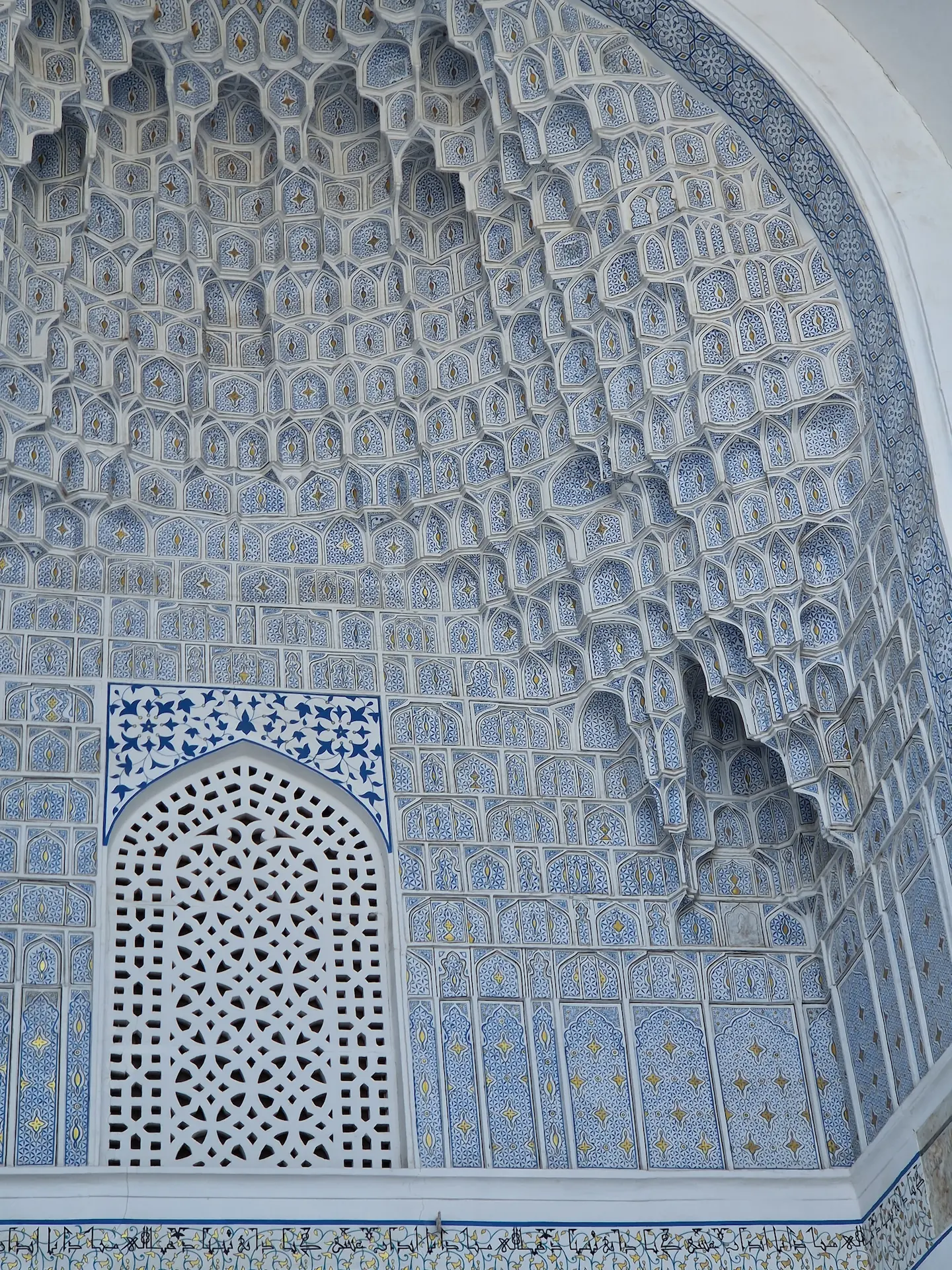 Détail d'une entrée : voûte décorée de motifs bleus et blancs