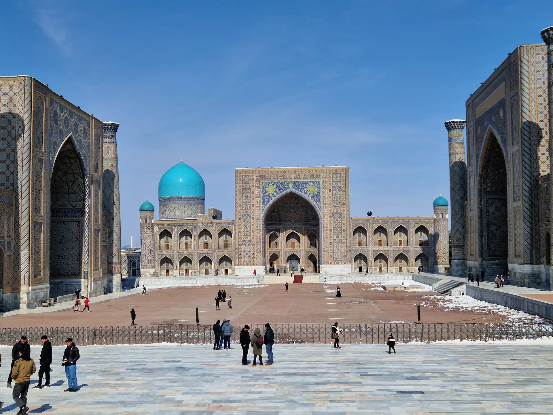 La place du Registan construite en symétrie, trois madrassas entourent la place.