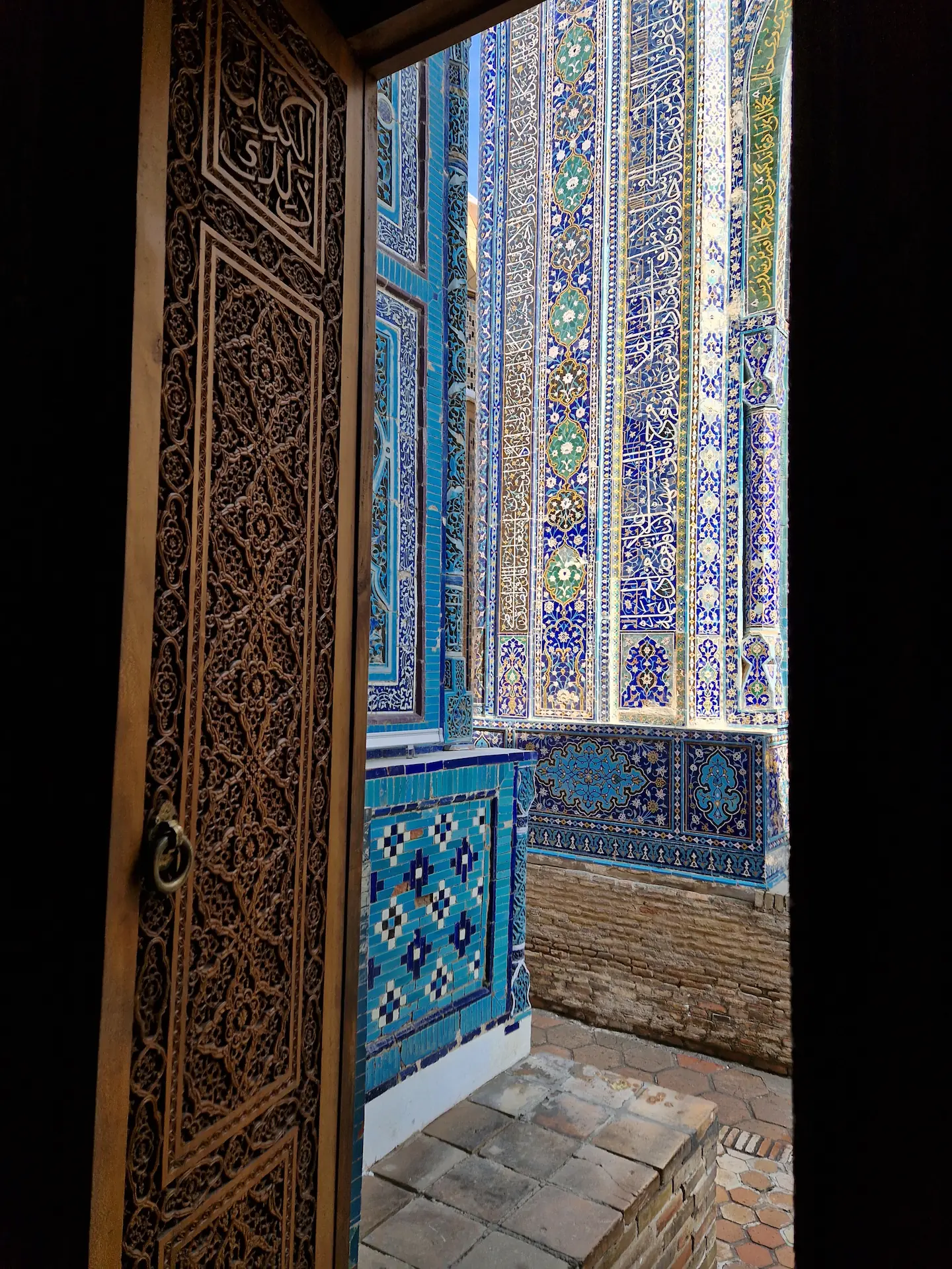 Une porte s'ouvrant sur les murs à motifs bleus et blancs