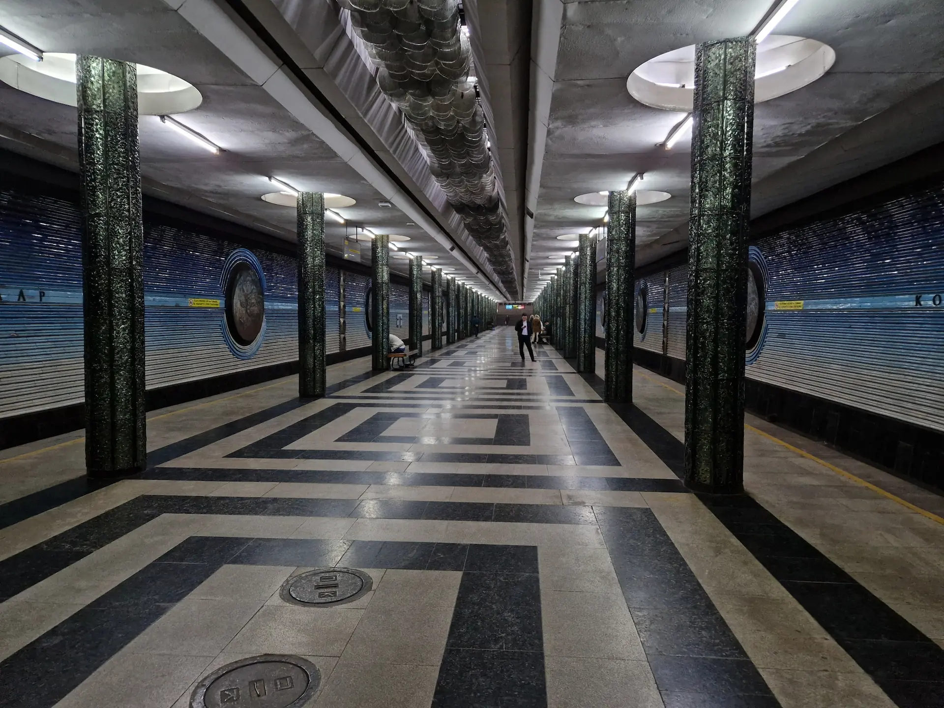 Une station de métro dans des tons bleu foncé, représentant la voie lactée