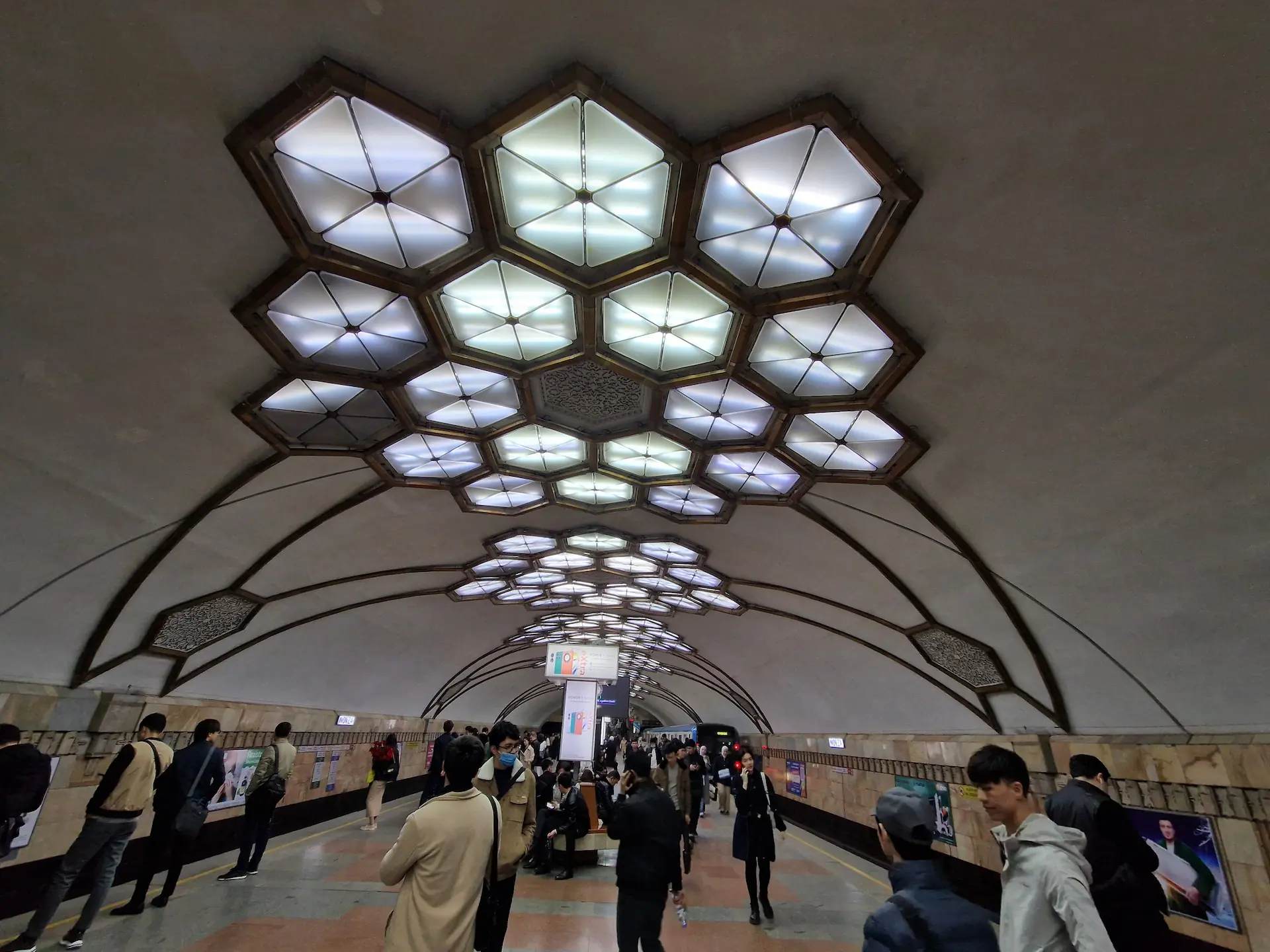 Une station au plafond couvert de lampes haxagonales