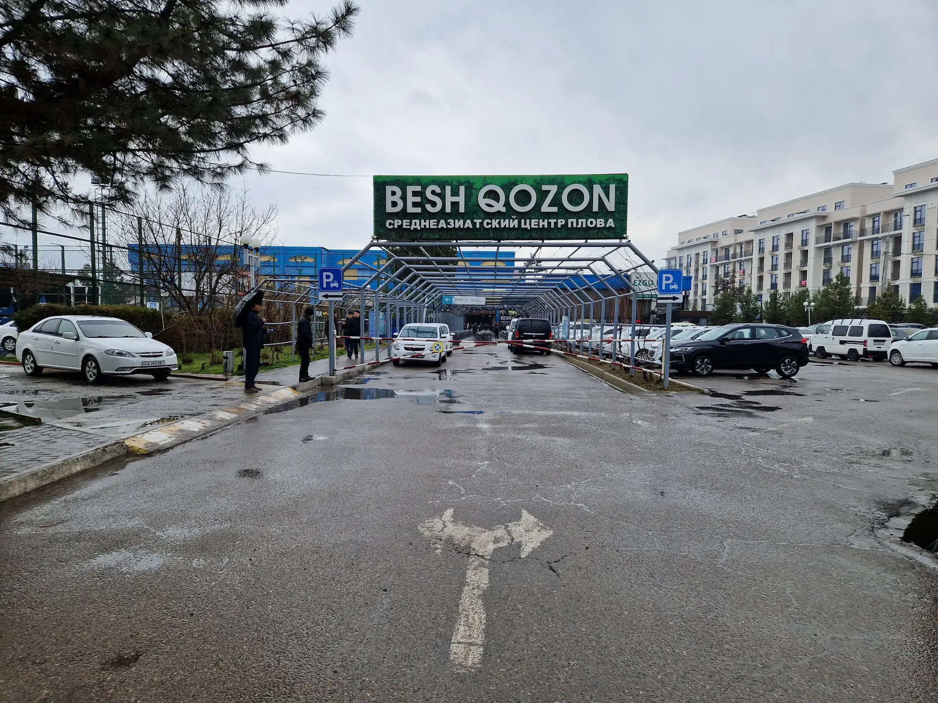 L'entrée de Beshqozon, le long du grand parking