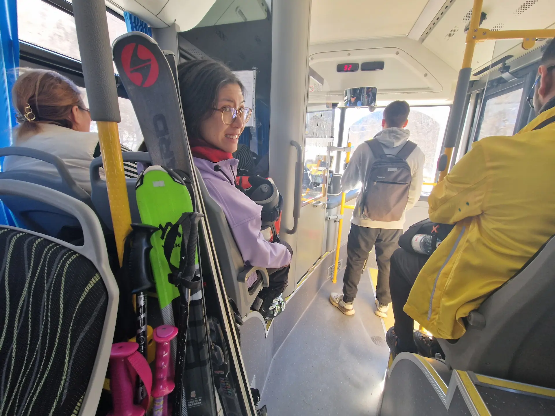 Clara avec nos skis dans le bus pour la station
