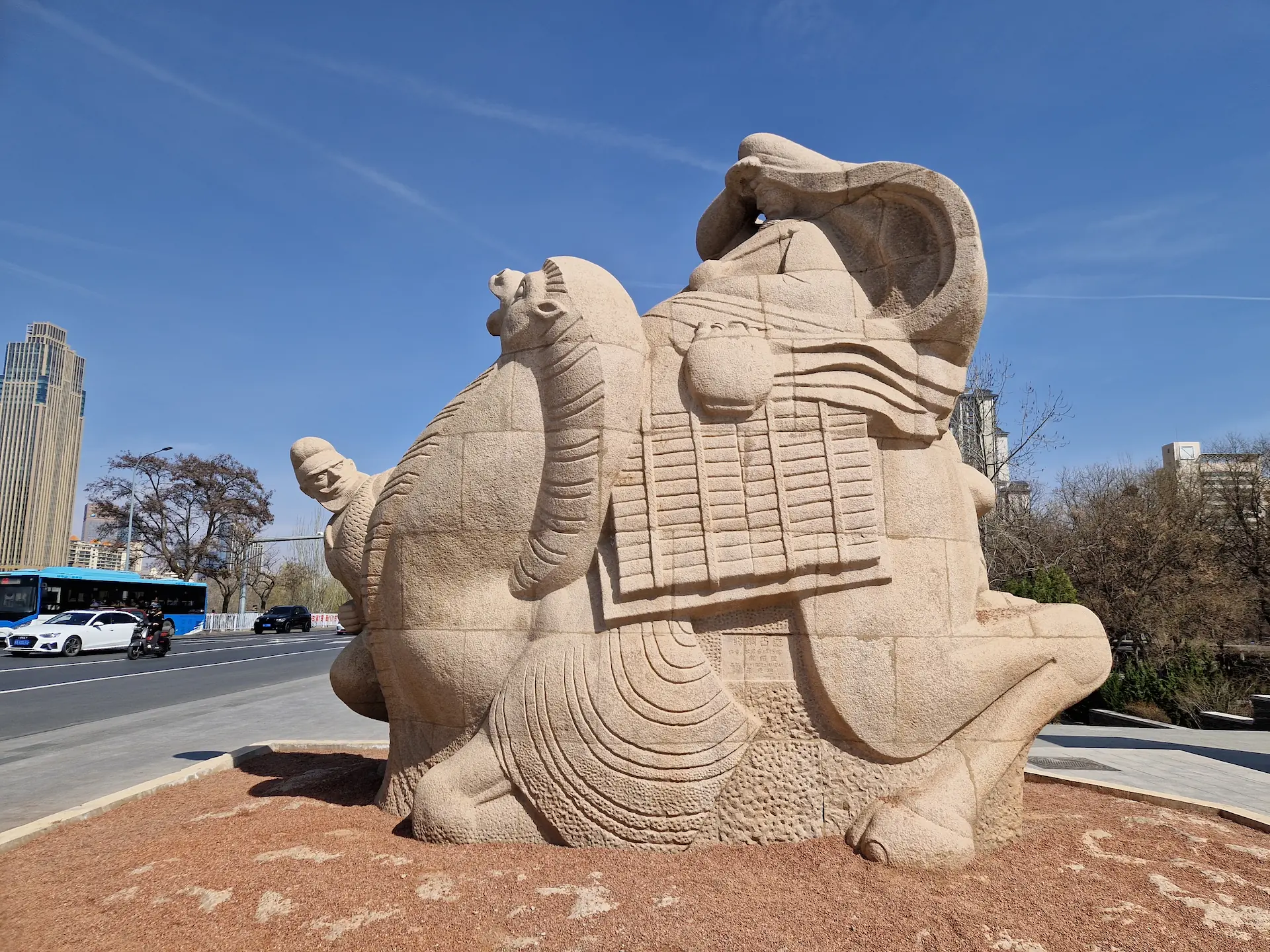 Une statue de dromadaire chargé de machandises, au bord d'une route à Lanzhou