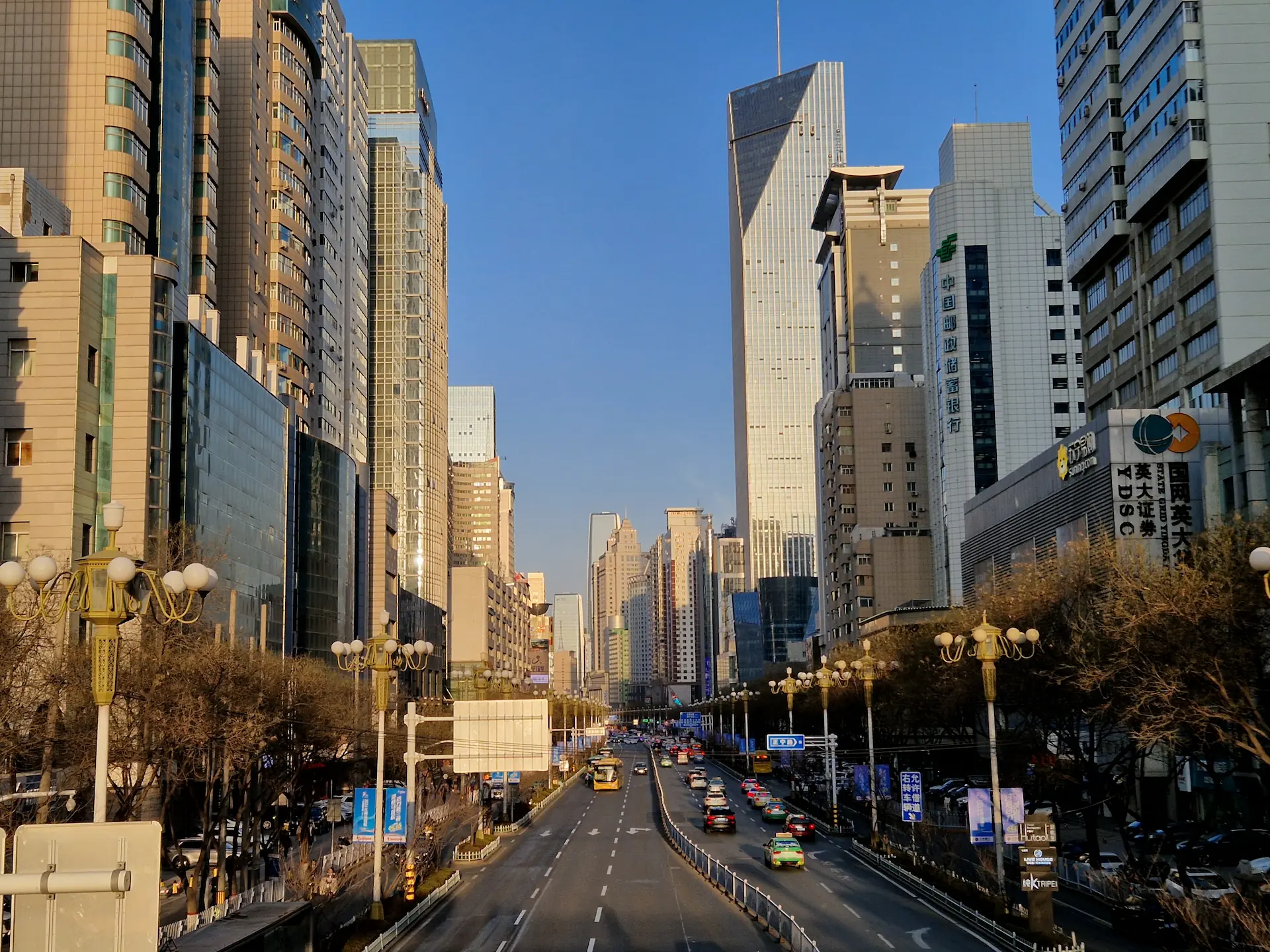Une grande avenue de Lanzhou, trois voies dans chaque sens, grands immeubles sur les côtés