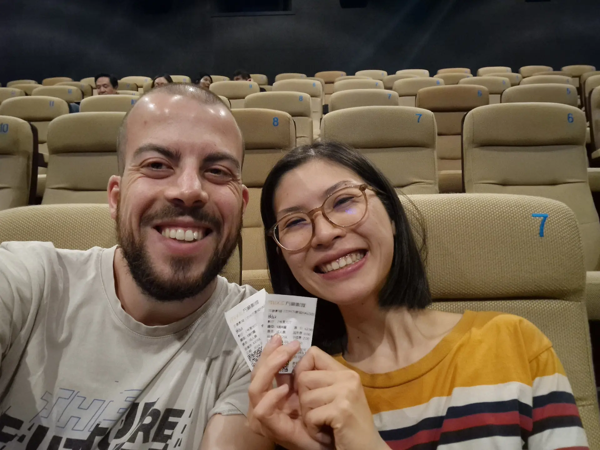 Selfie sur nos sièges de ciné, Clara tient nos billets à la main