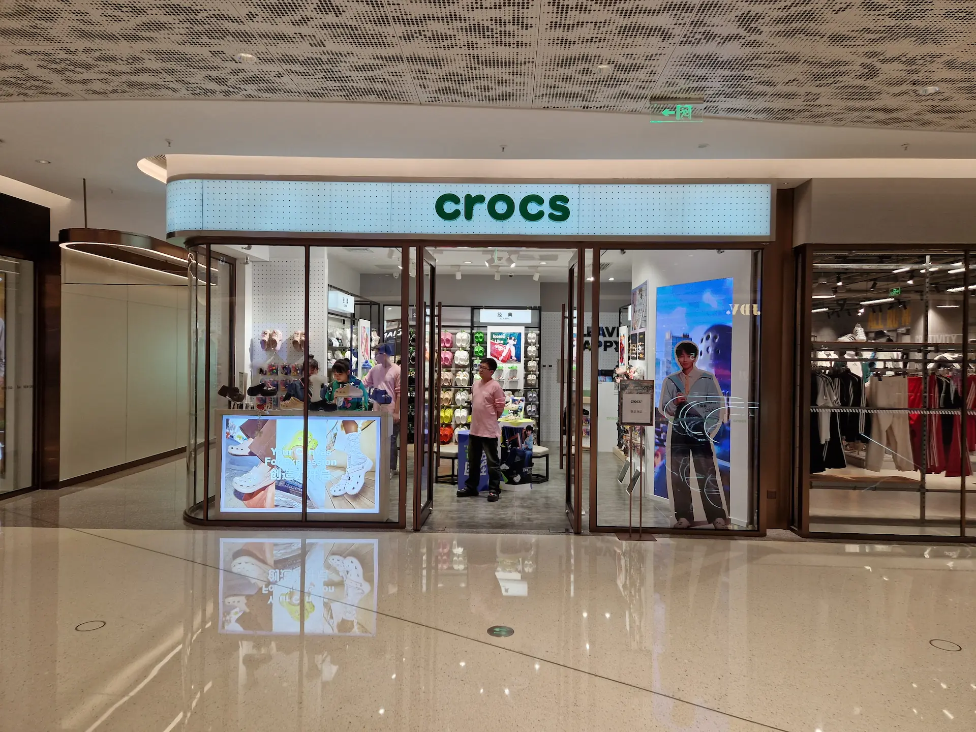 Un magasin officiel Crocs dans un mall au sol qui brille de propreté