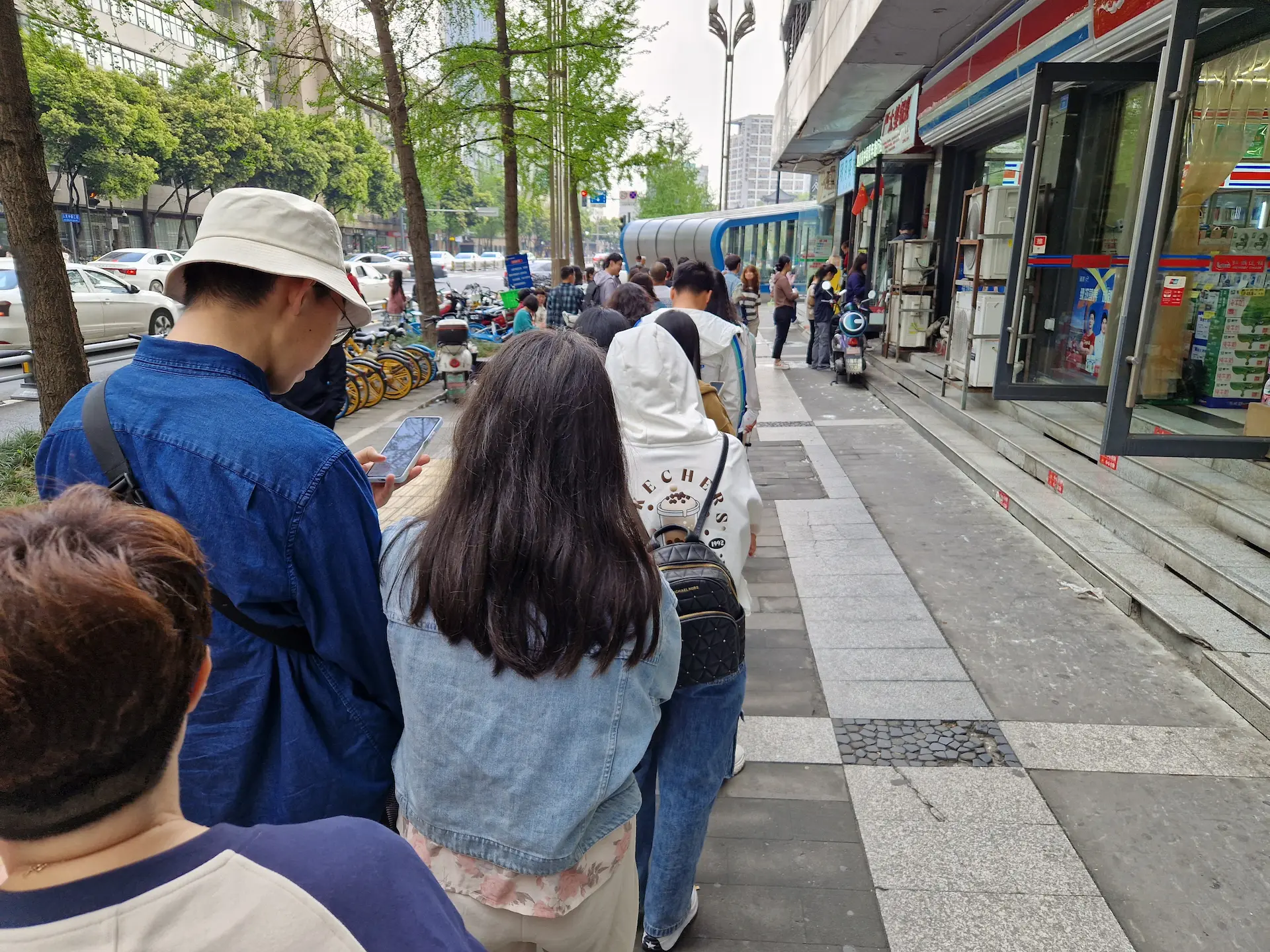 Une très longue queue s'étirant le long du trottoir.