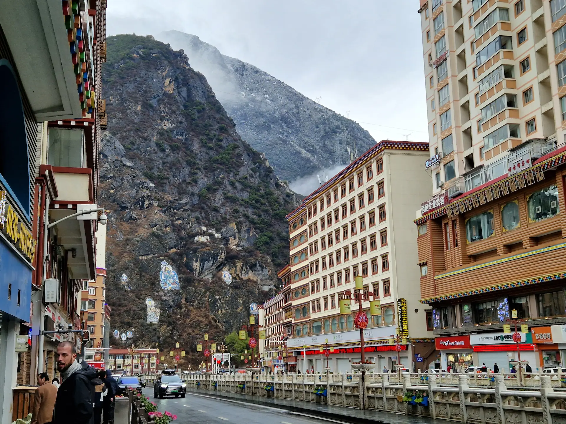 Une montagne embrumée au bout d'une rue de Kangding