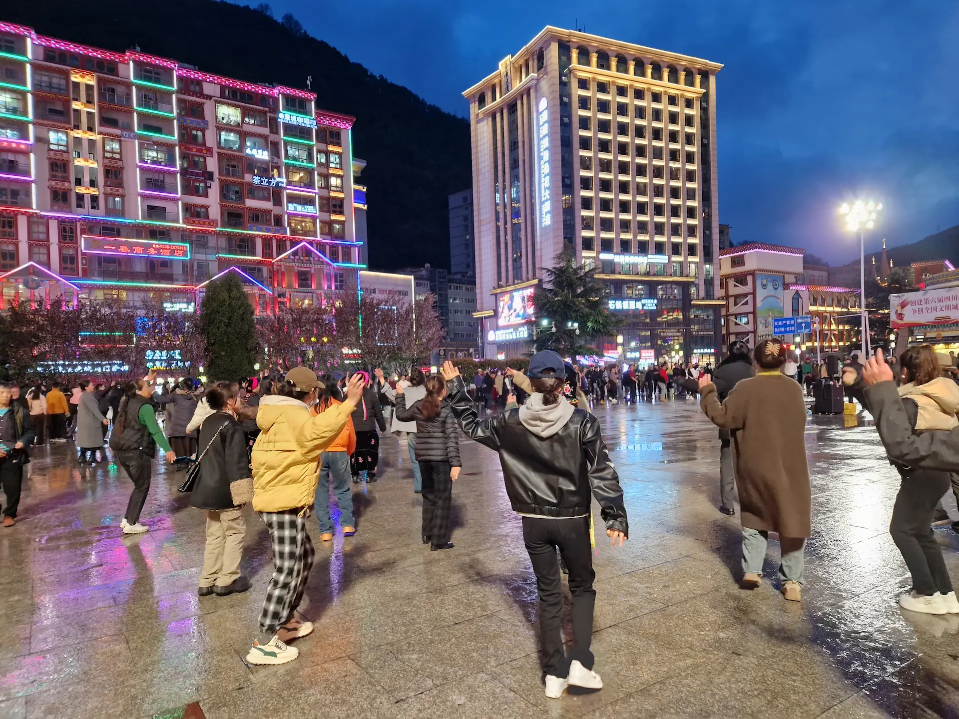 Danse collective sur la place de Kangding, une grande ronde à la nuit tombée