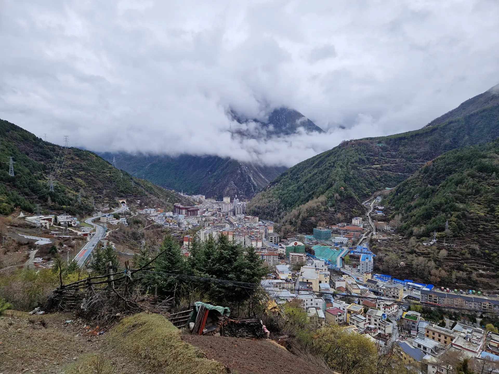 Vue de Kangding, petite ville encaissée dans la vallée nuageuse