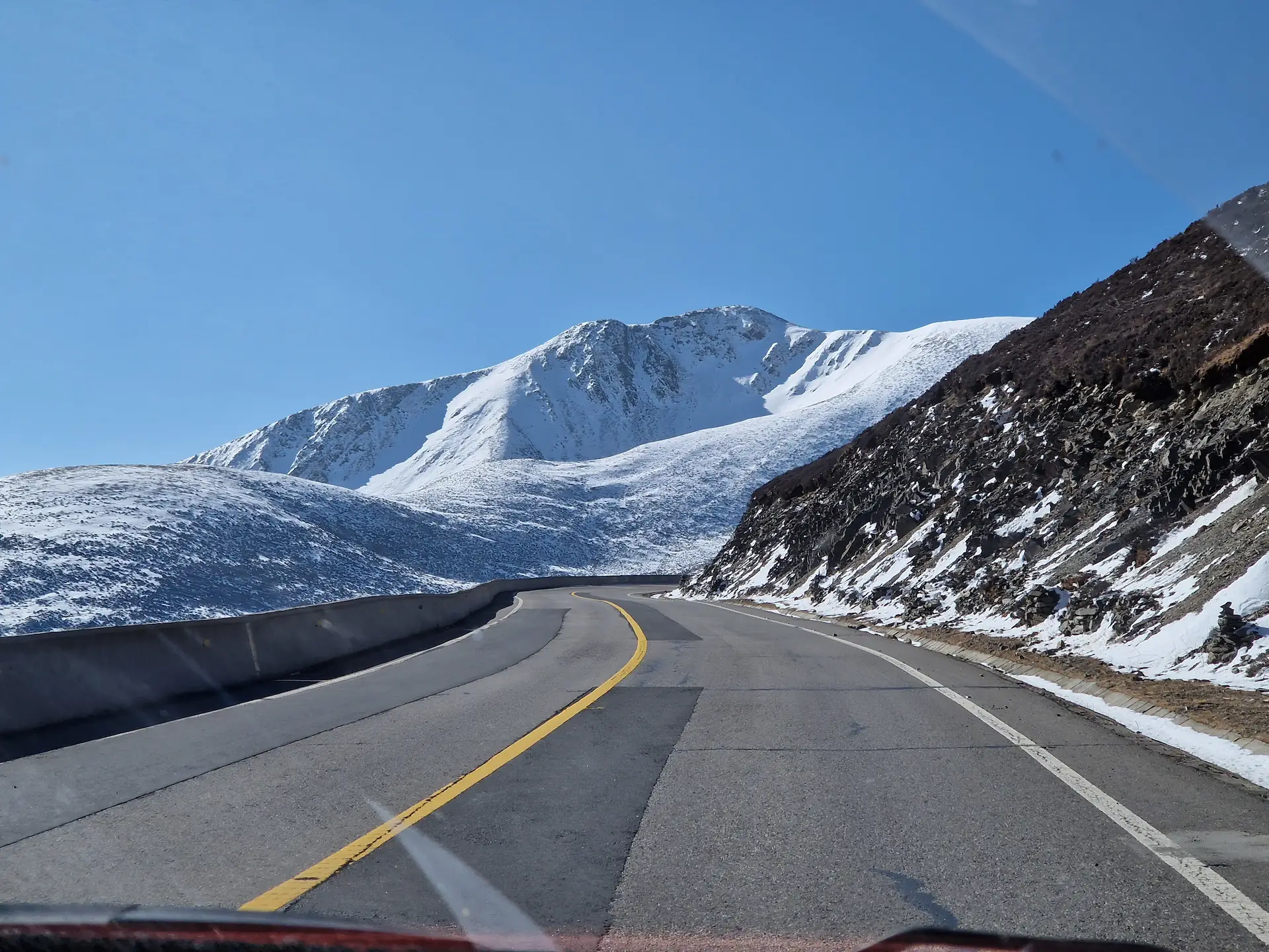 La route toujours vide et une autre montagne enneigée