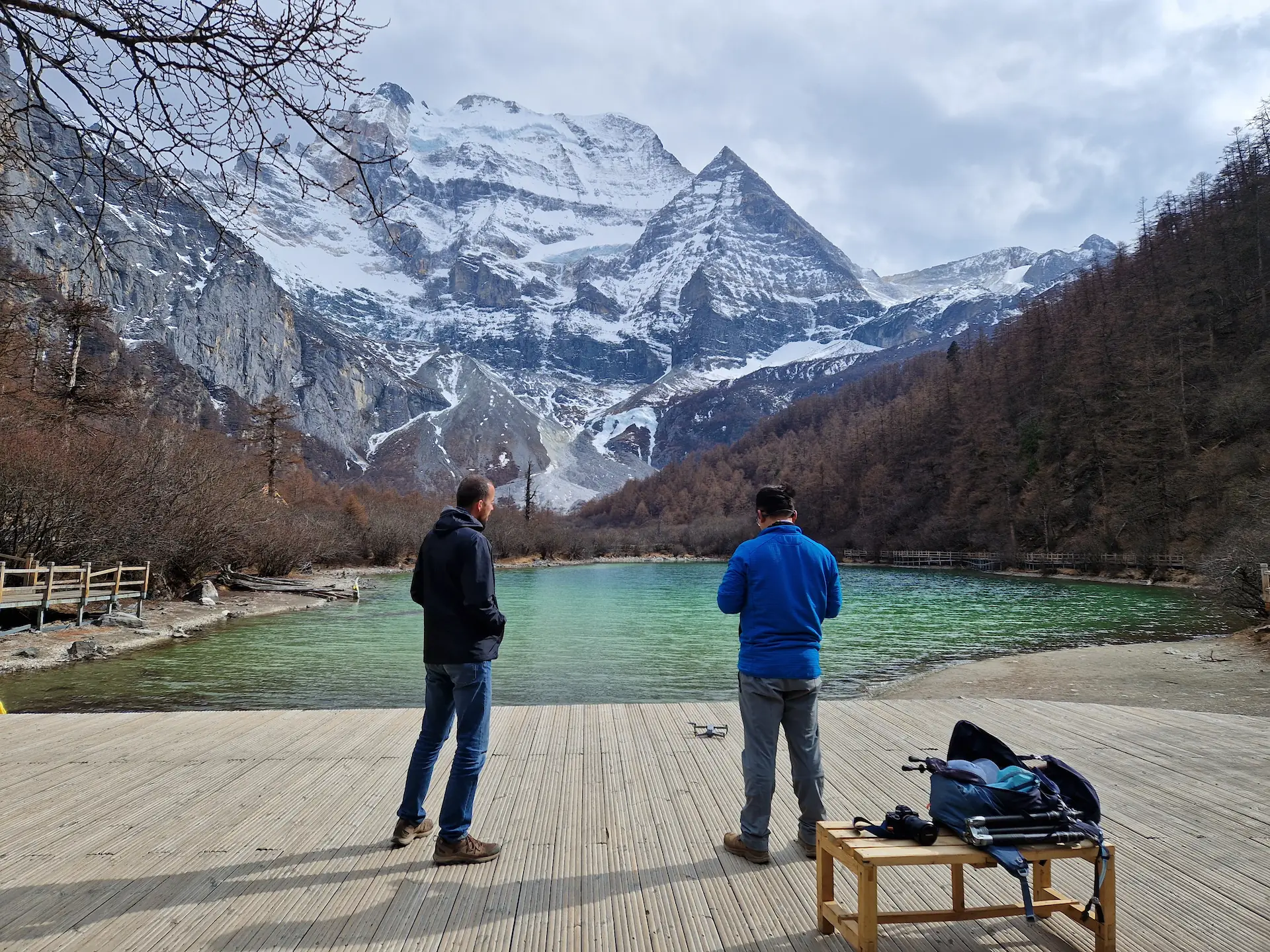 Robin et Carl sur la plateforme en bois construite à cet endroit précis pour pouvoir prendre des photos du mont Cherenzig qui se reflète dans le lac de Perle.
