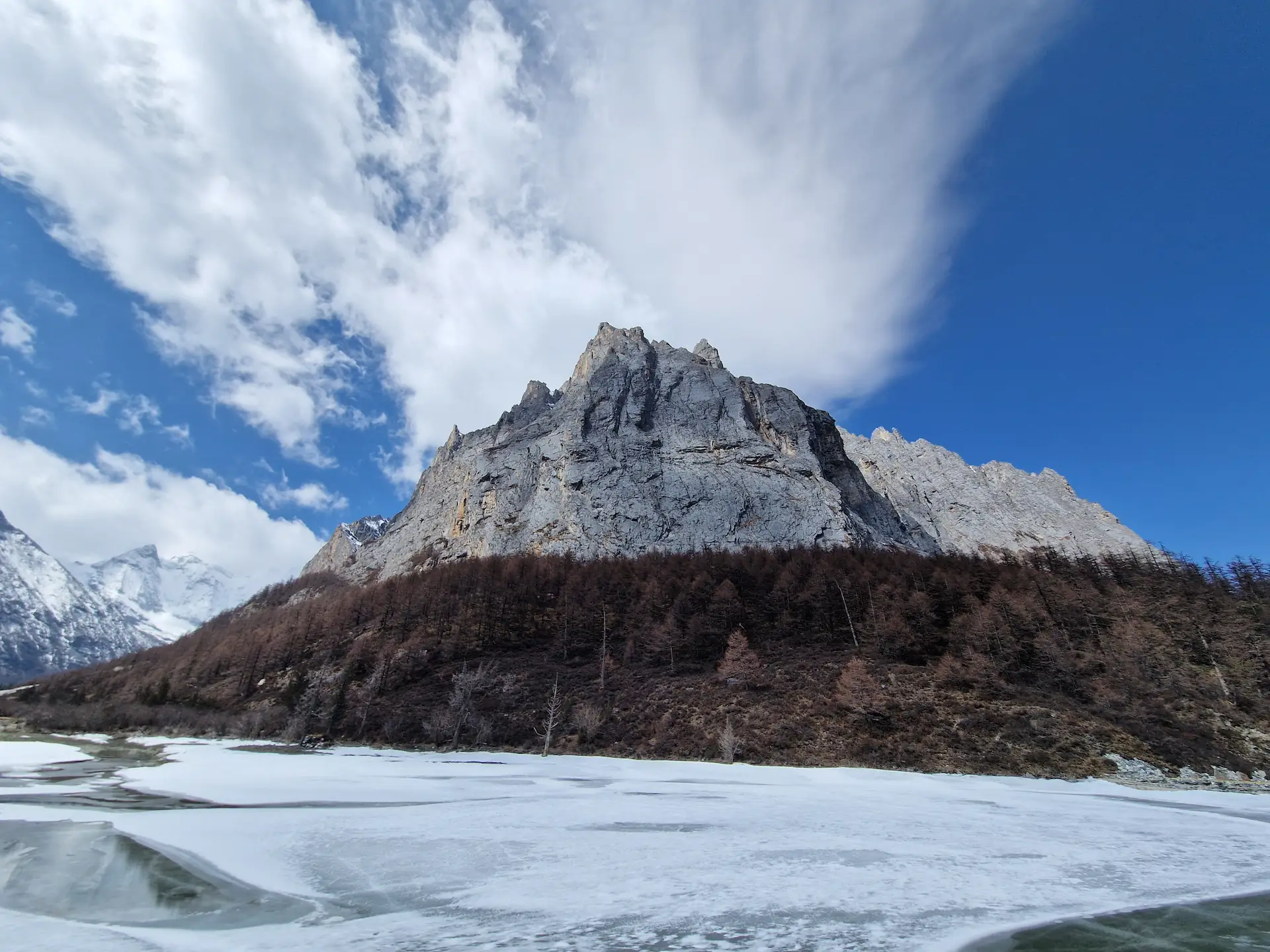 Une falaise rocheuse derrière un lac gelé