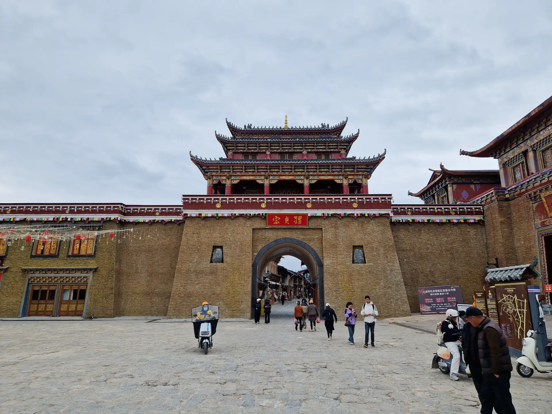 Une porte de ville impressionnante aux allures de temple.