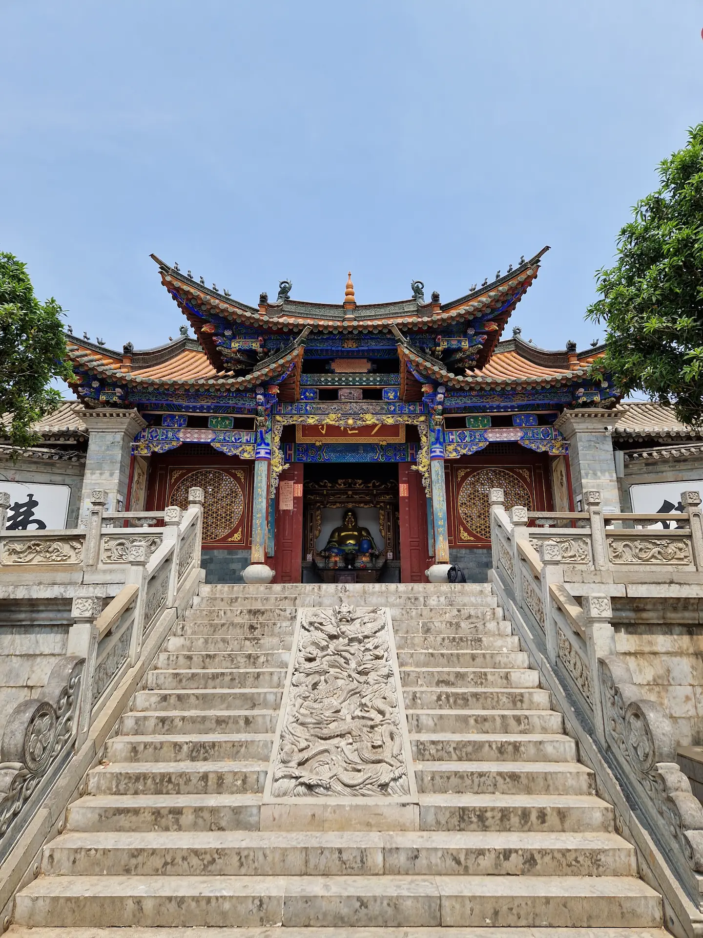 Un temple coloré de Guandu au sommet de quelques marches