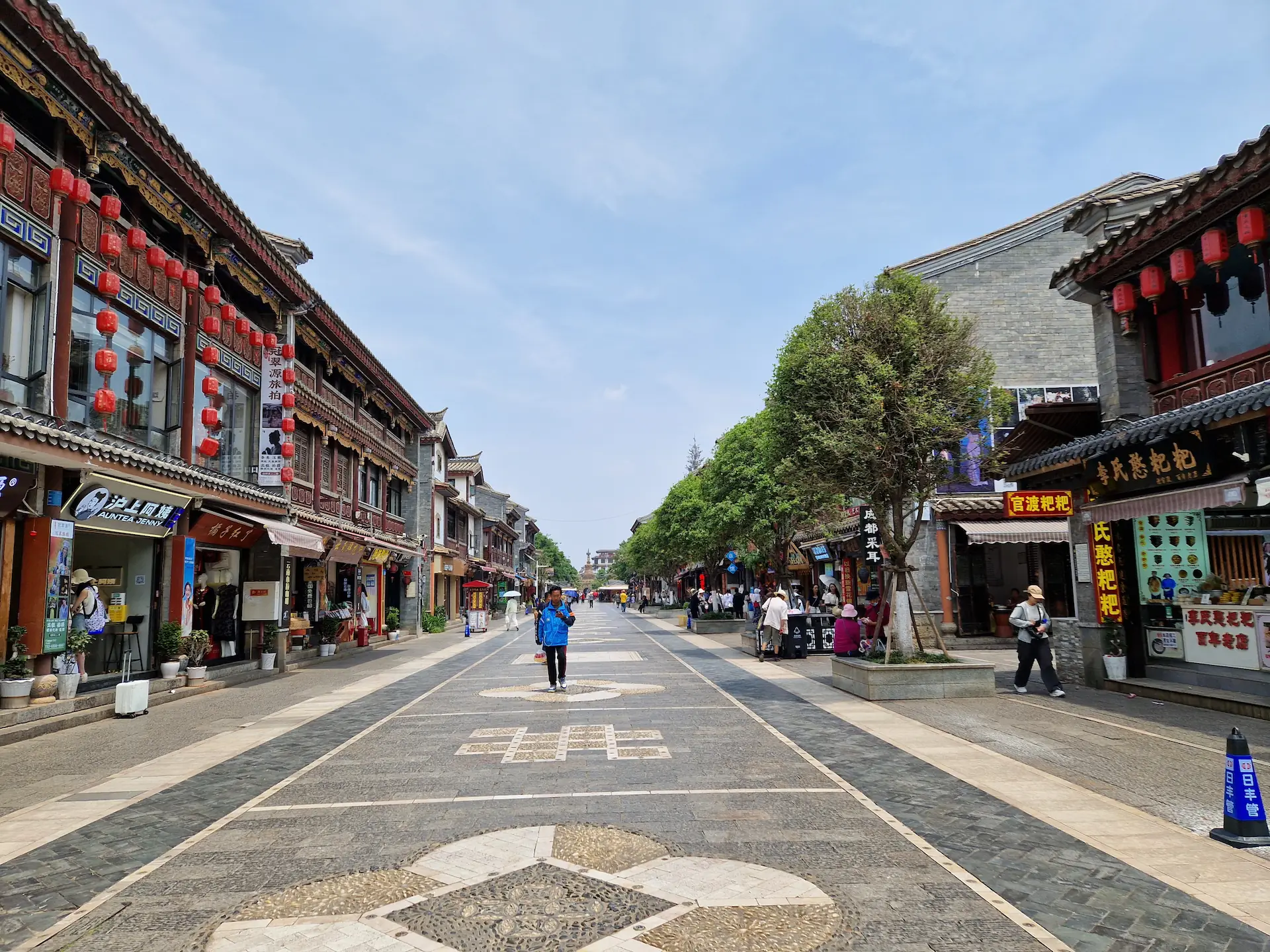 La grande rue commerciale de Guandu : très propre, vieux bâtiments décorés de lampions, restaurants et autres commerces.